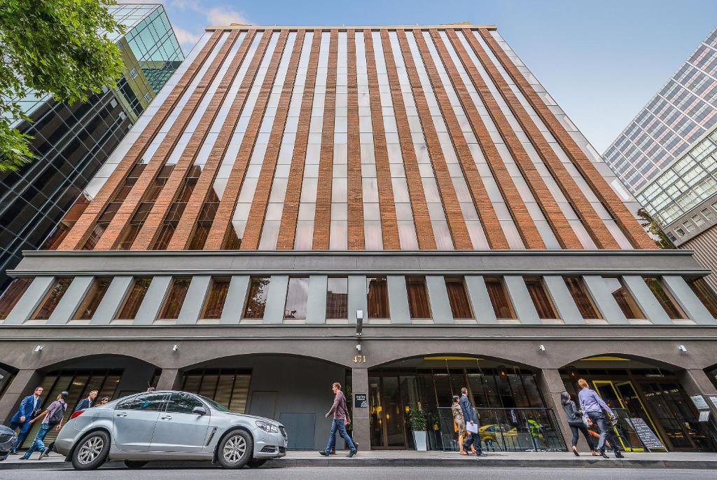 un edificio con un coche aparcado delante de él en Mantra on Little Bourke, en Melbourne