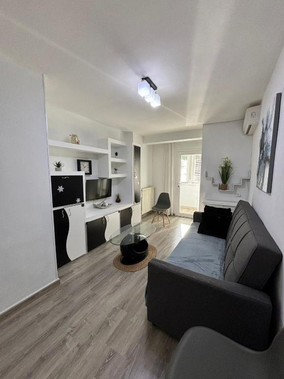 Hotel Hermoso piso en Madrid SANTA ESCOLÁSTICA, a living room with a couch and a table at Hermoso piso en Madrid SANTA ESCOLÁSTICA in Madrid