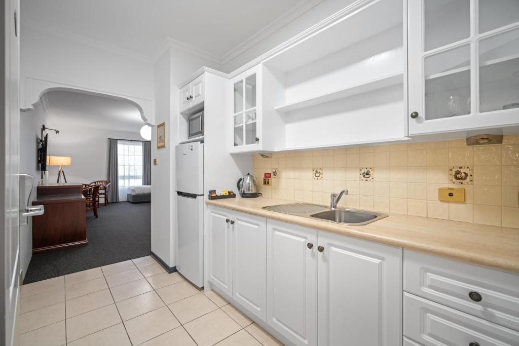 The Lawson Riverside Suites - 
