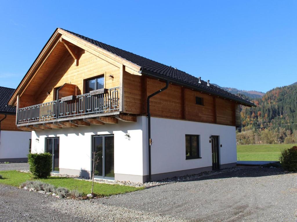a house with a balcony on top of it at Rattendorf 14A in Rattendorf