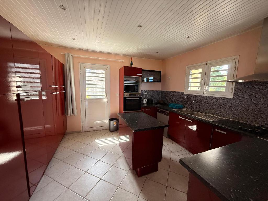 Kuchyň nebo kuchyňský kout v ubytování Villa Sirius vue sur mer