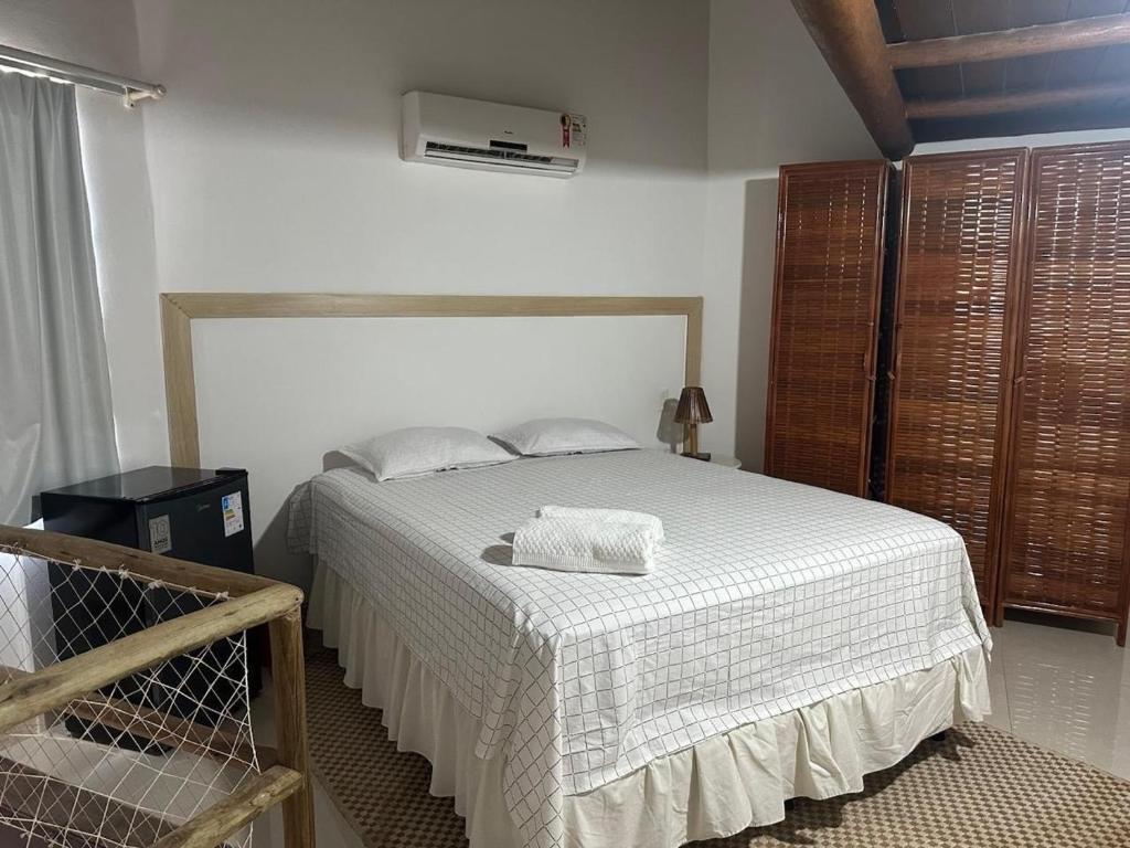 Katil atau katil-katil dalam bilik di apartamento luxo vila da praia do forte com mezanino