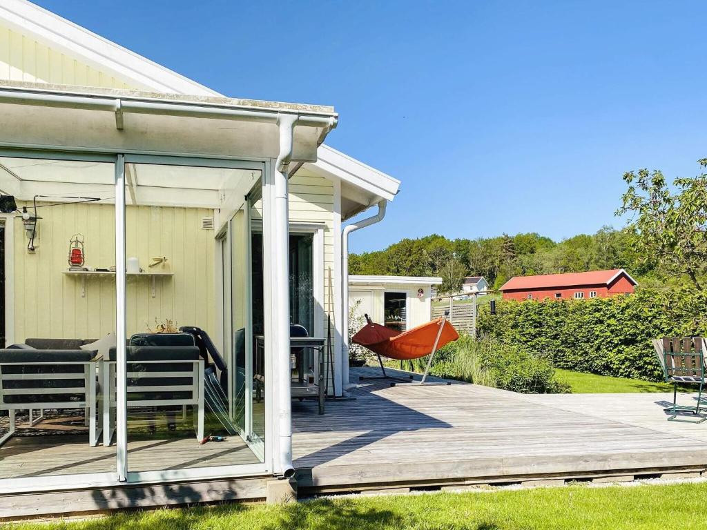 Κήπος έξω από το 4 star holiday home in STENUNGSUND