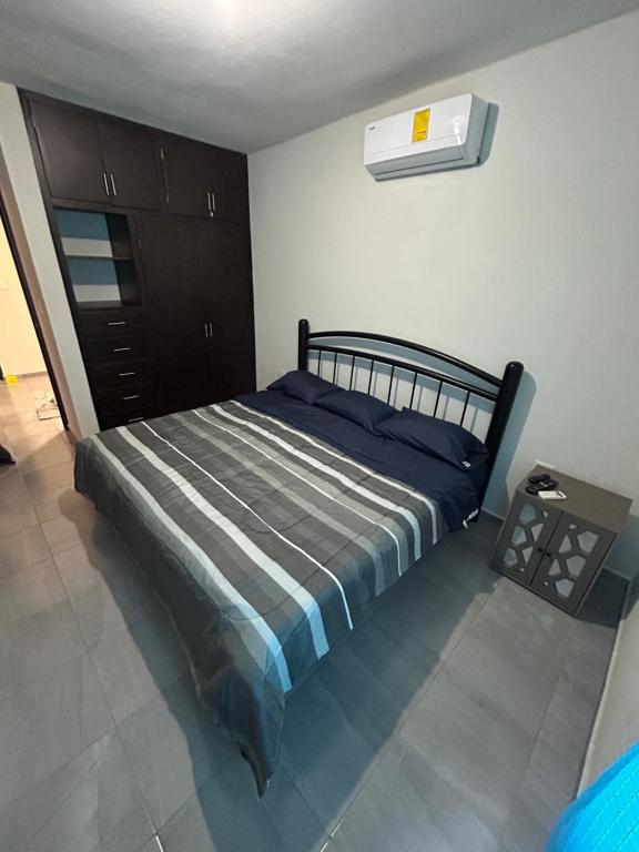1 Schlafzimmer mit einem Bett und Klimaanlage in der Unterkunft Casa Punta del Este Paraiso Tabasco in Paraíso