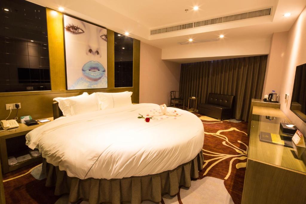 Postel nebo postele na pokoji v ubytování lnsail Hotel Shenzhen Luohu Port Railway Station