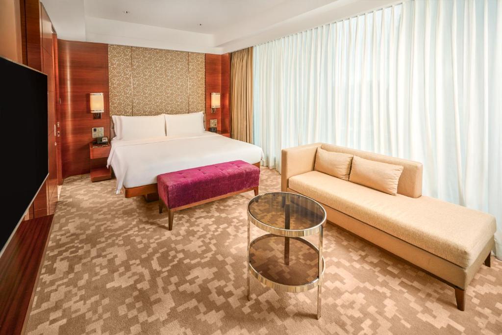 Postel nebo postele na pokoji v ubytování Crowne Plaza Macau by IHG
