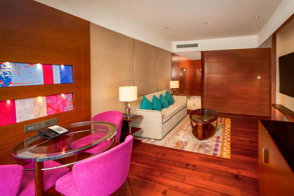 Posezení v ubytování Crowne Plaza Macau by IHG