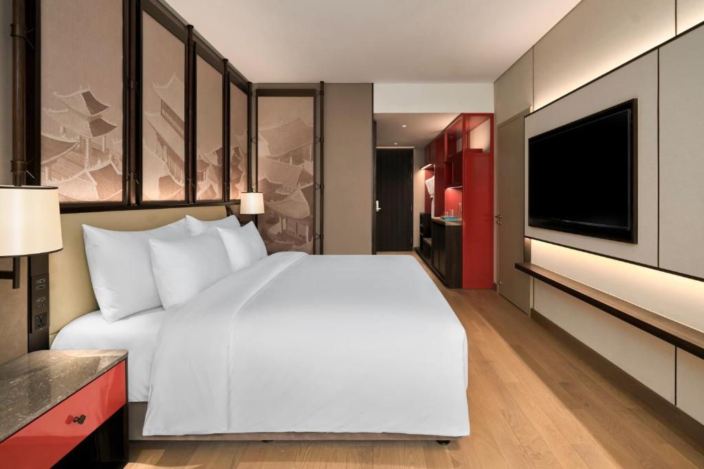 Dusit Le Palais Tu Hoa Hanoiにあるベッド