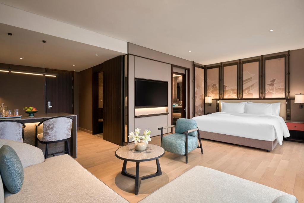 Dusit Le Palais Tu Hoa Hanoiにあるベッド