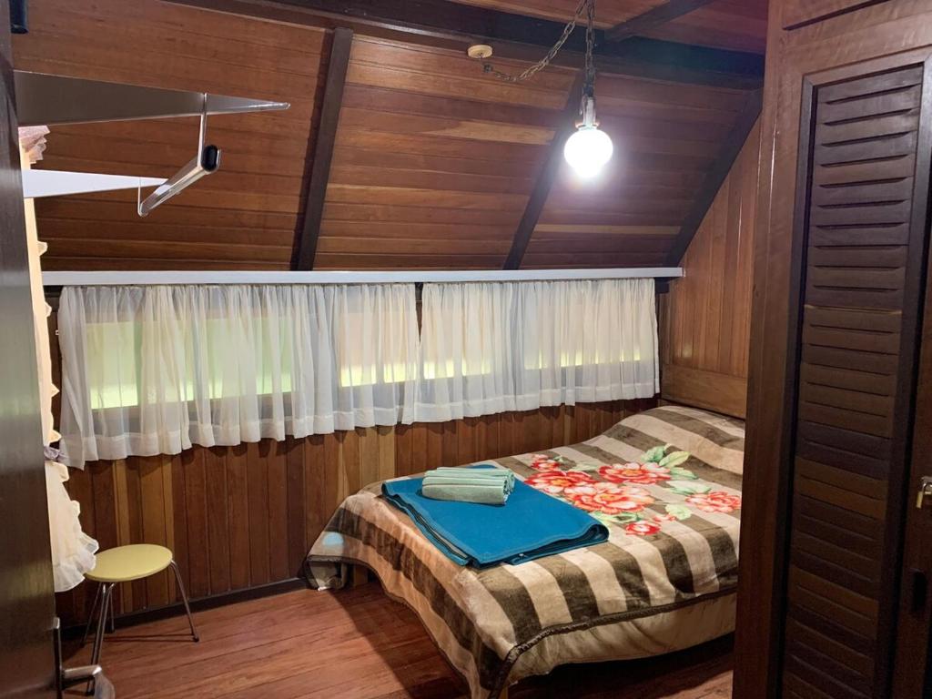 Ένα ή περισσότερα κρεβάτια σε δωμάτιο στο Chalé Nardi