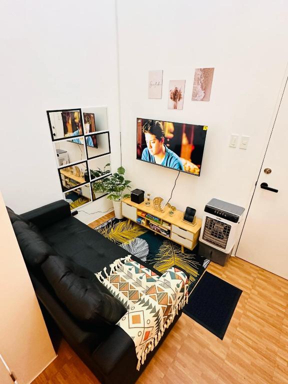 Televiisor ja/või meelelahutuskeskus majutusasutuses 2 Bedroom and Bathroom Staycation Condo in Mandaluyong City near BONI MRT with WIFI and KARAOKE and POOL