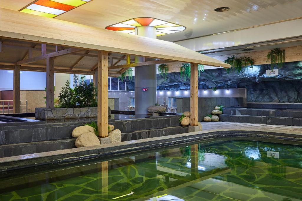 Bazén v ubytování Osaek Greenyard Hotel nebo v jeho okolí