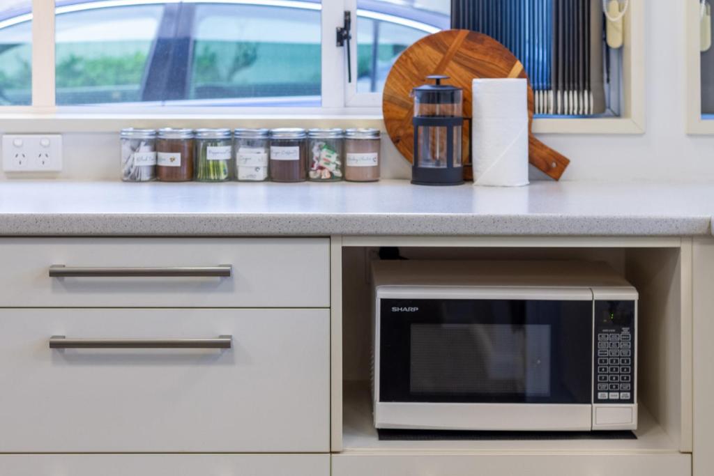 Perfect 1-Bedroom Retreat Near the Airport - Resim 14