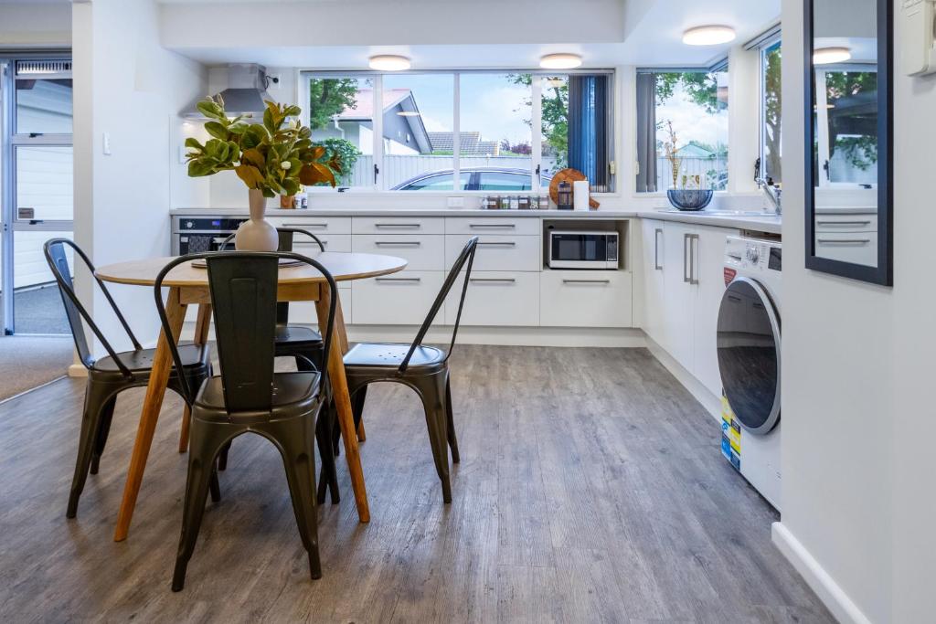 Perfect 1-Bedroom Retreat Near the Airport - Resim 11