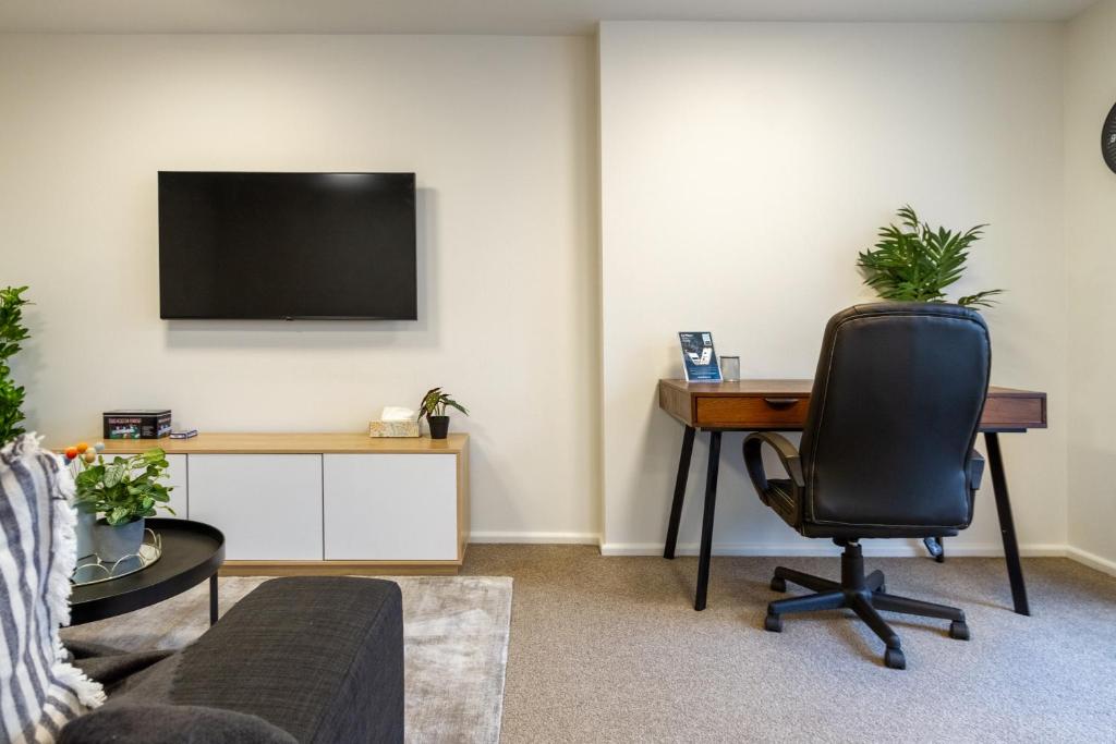 Perfect 1-Bedroom Retreat Near the Airport - Resim 20