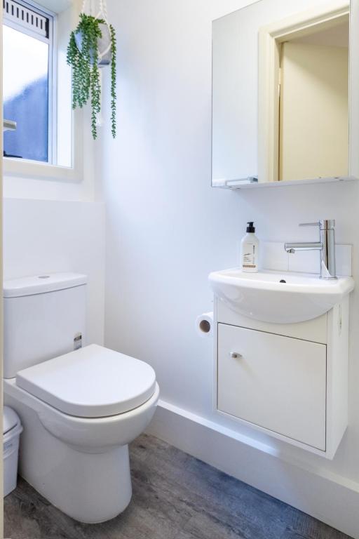 Perfect 1-Bedroom Retreat Near the Airport - Resim 7