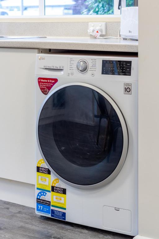 Perfect 1-Bedroom Retreat Near the Airport - Resim 21