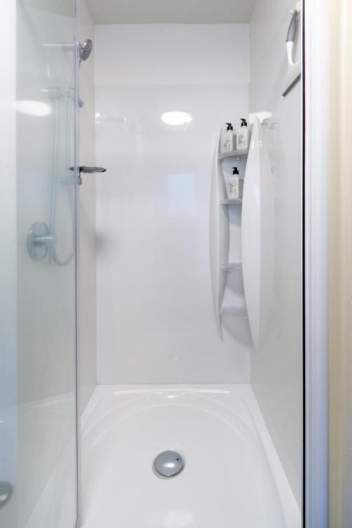 Perfect 1-Bedroom Retreat Near the Airport - Resim 3