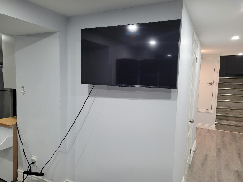 TV a/nebo společenská místnost v ubytování Simple & Budget Shared Room in Toronto House