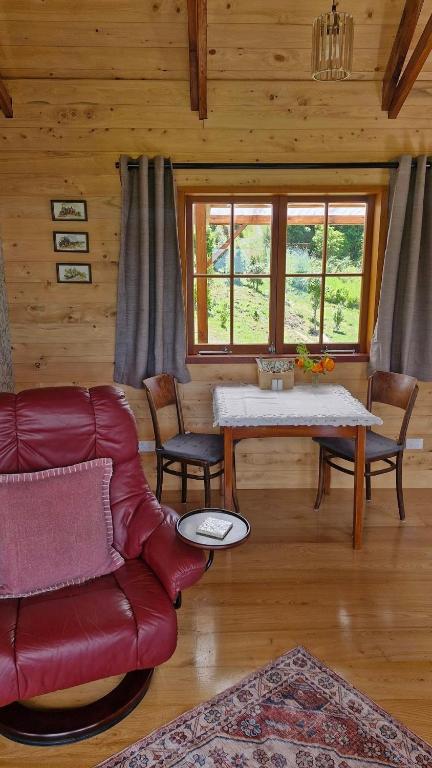 Posezení v ubytování Kōtare Cabin, Thames Coast