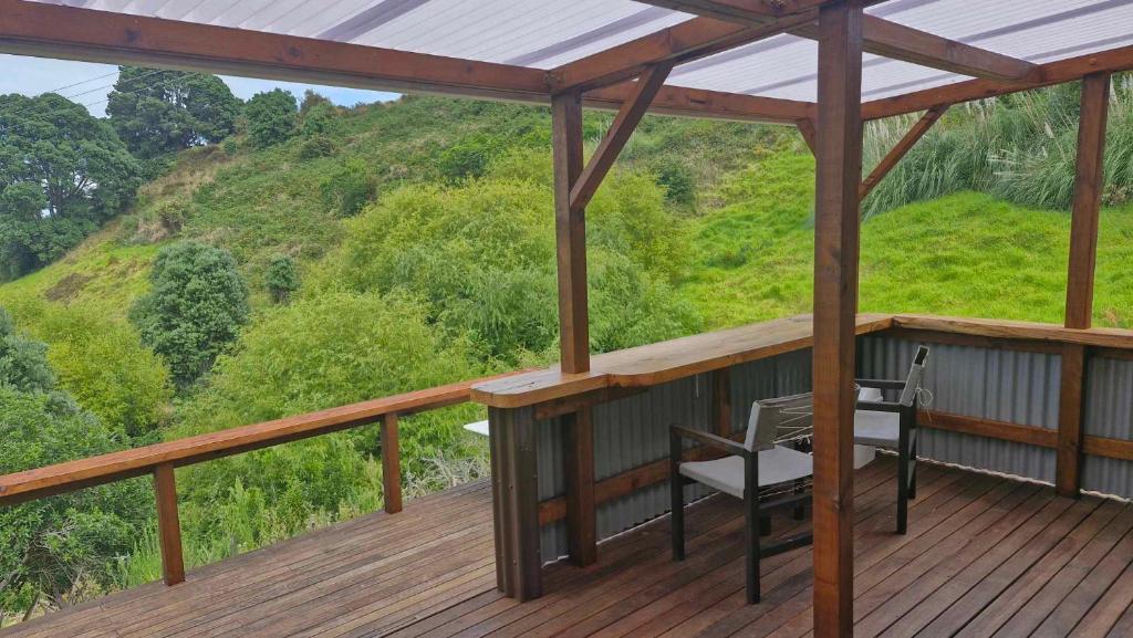 Balkón nebo terasa v ubytování Kōtare Cabin, Thames Coast