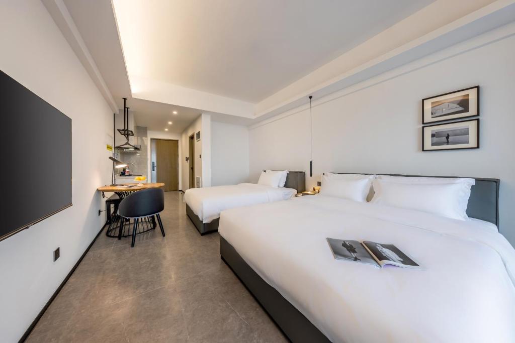 Postel nebo postele na pokoji v ubytování 枫雨酒店公寓华强北店-Fengyu Hotel Apartment Shenzhen Huaqiang North Subway Station Branch