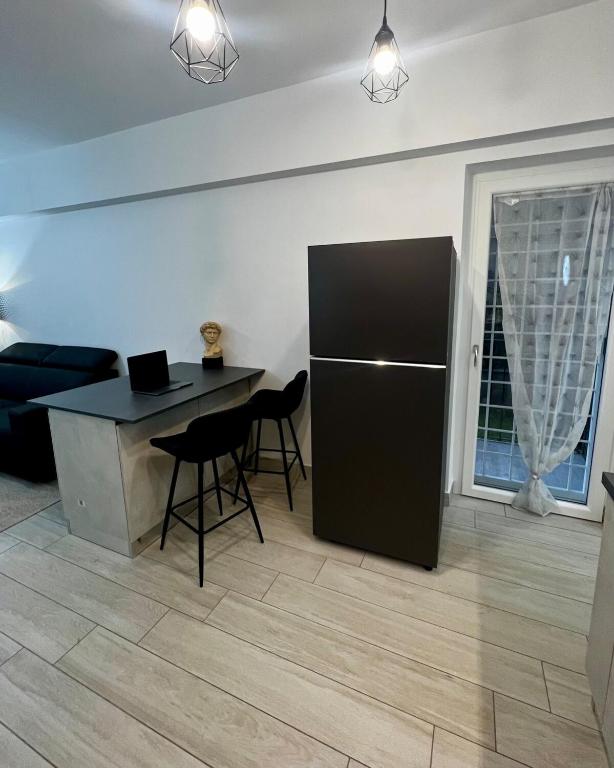 Cucina o angolo cottura di Elegant & Spacious 2BR 2BA Unit with Private Patio