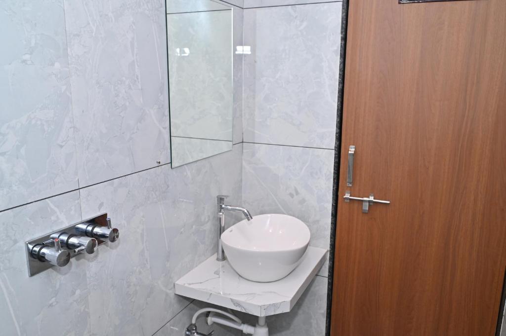 Koupelna v ubytování Hotel Sai Sneha