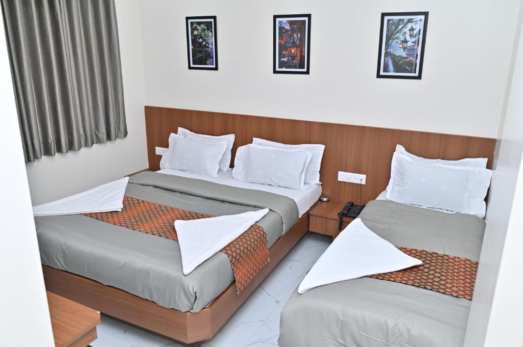 Postel nebo postele na pokoji v ubytování Hotel Sai Sneha