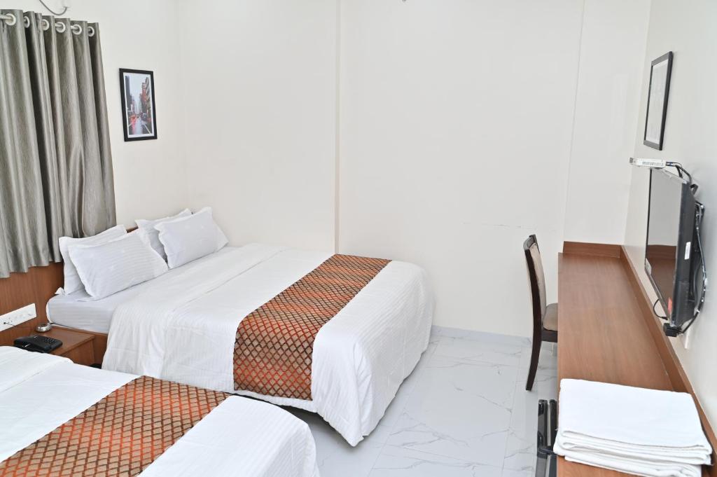 Postel nebo postele na pokoji v ubytování Hotel Sai Sneha