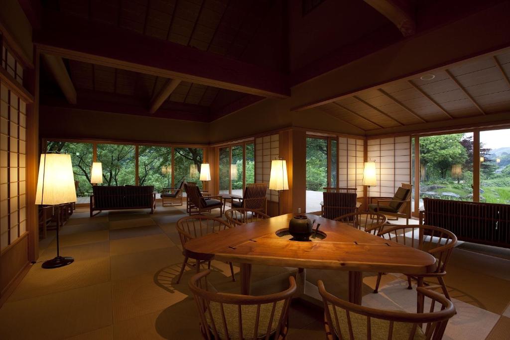Posezení v ubytování TAKITEI Riverside Onsen ーA Hidden Ryokan in Kanazawaー