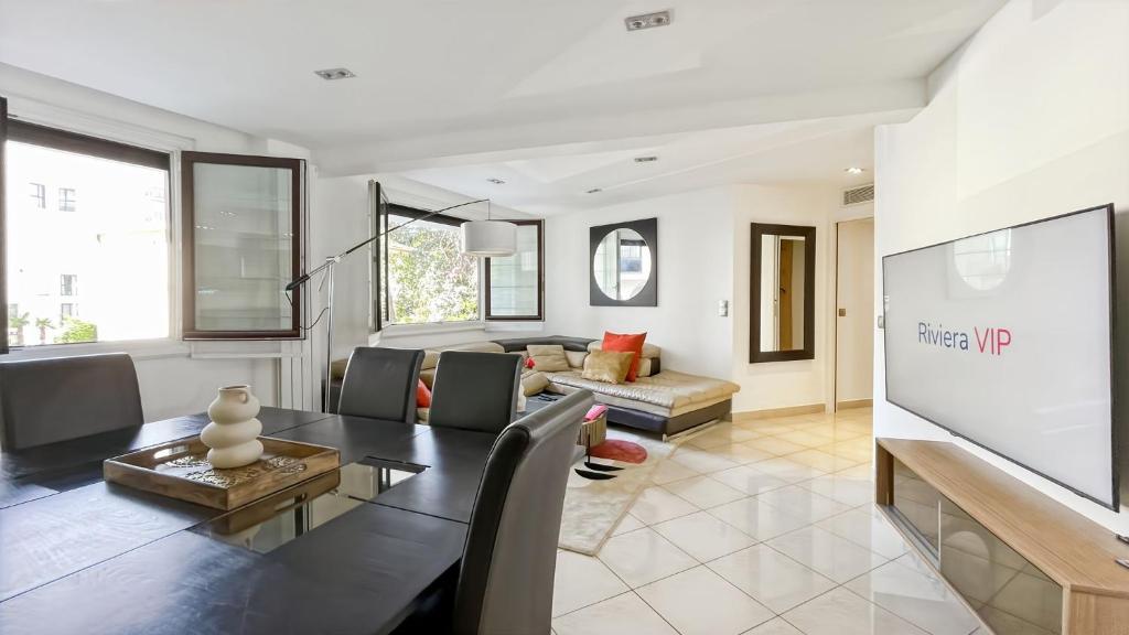 un salon avec une table et une télévision dans l'établissement LHelvetia - 3 Bedrooms - 3 Bathrooms - near Croisette, à Cannes