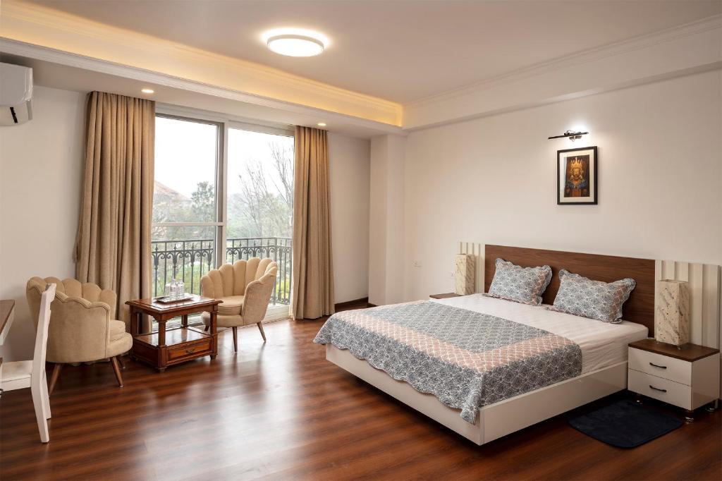 Postel nebo postele na pokoji v ubytování Luminous Apartments & Suites