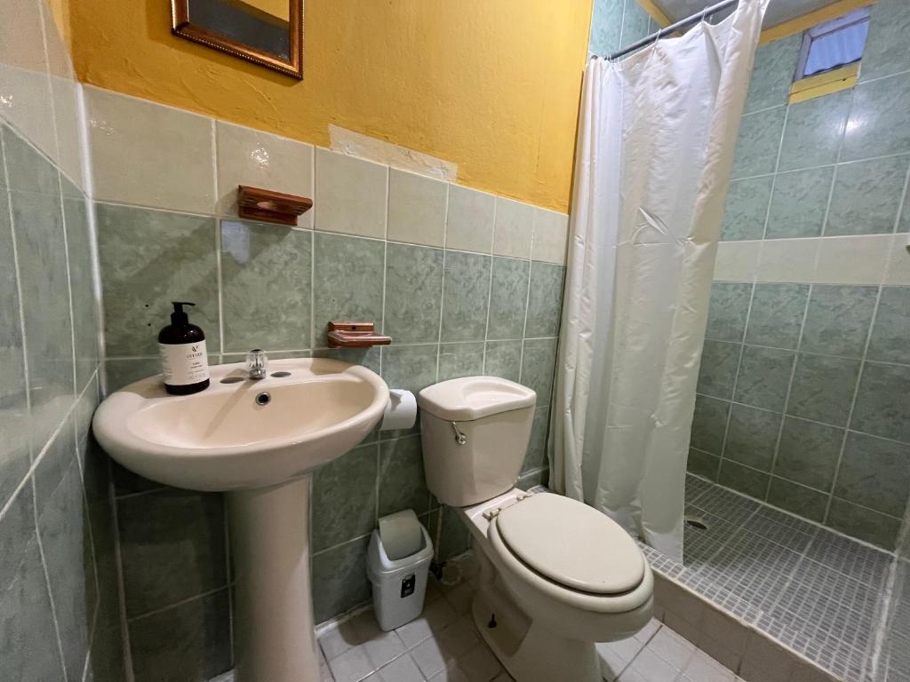 A bathroom at Hostal Cay