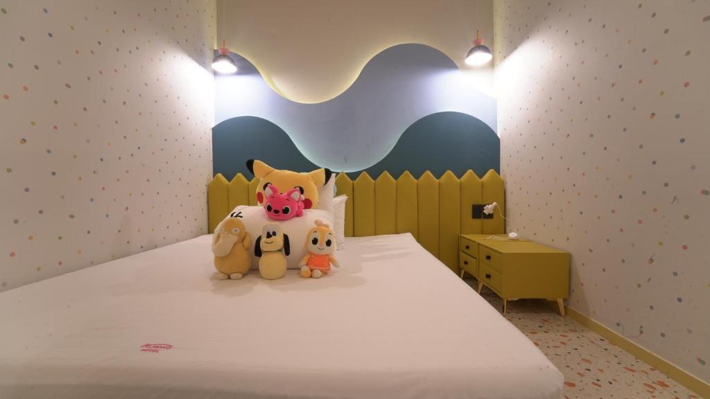 Postel nebo postele na pokoji v ubytování Almond Kids Poolvilla Nampo