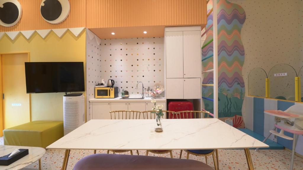 Kuchyň nebo kuchyňský kout v ubytování Almond Kids Poolvilla Nampo