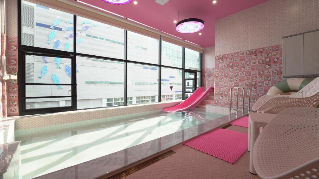 Postel nebo postele na pokoji v ubytování Almond Kids Poolvilla Nampo