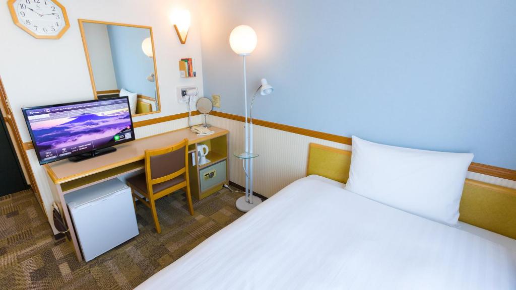 Postel nebo postele na pokoji v ubytování Toyoko Inn JR Kobe eki Kita guchi