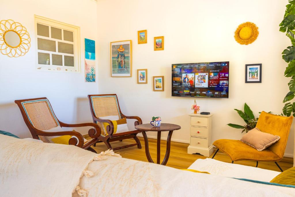 TV a/nebo společenská místnost v ubytování Le chant du Lagon