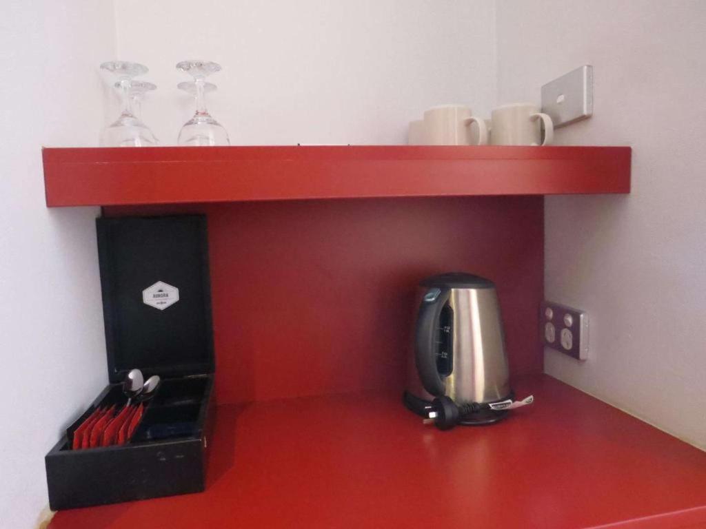 Příslušenství pro přípravu čaje a kávy v ubytování Metro Hotel Perth