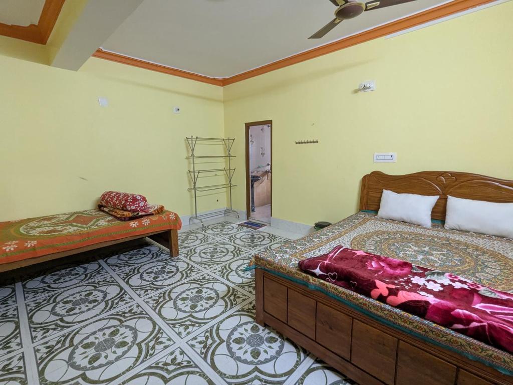 Un dormitorio con dos camas en una habitación. en Narasimha Dev Guest House, en mayapur