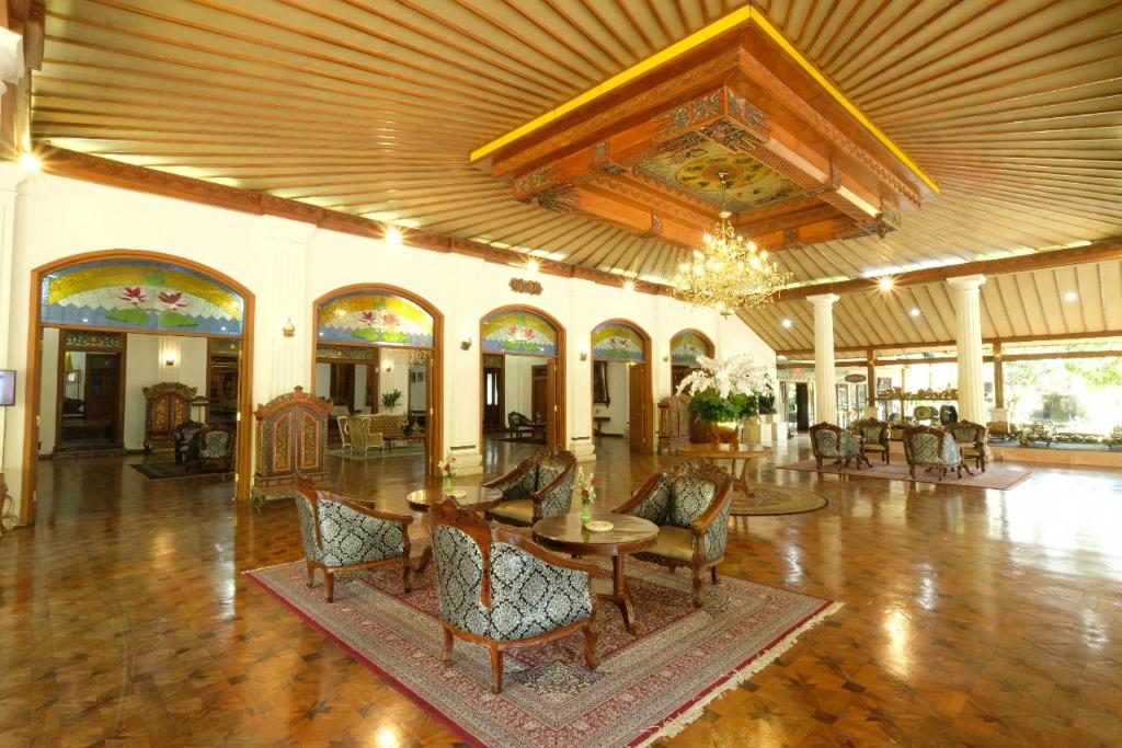 Posezení v ubytování Kusuma Sahid Prince Hotel Solo