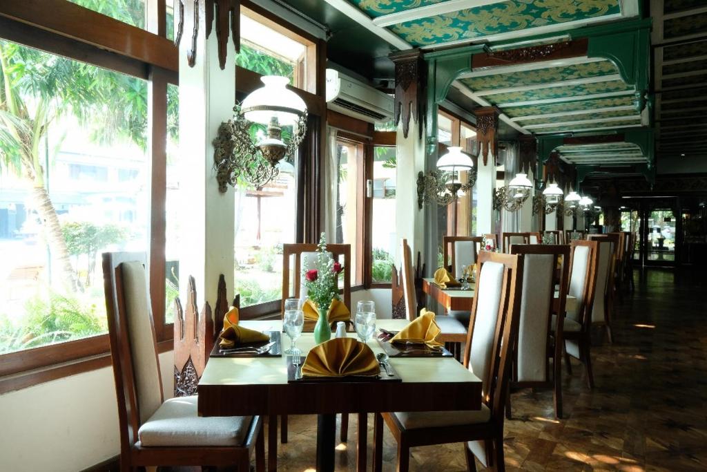 Restaurace v ubytování Kusuma Sahid Prince Hotel Solo