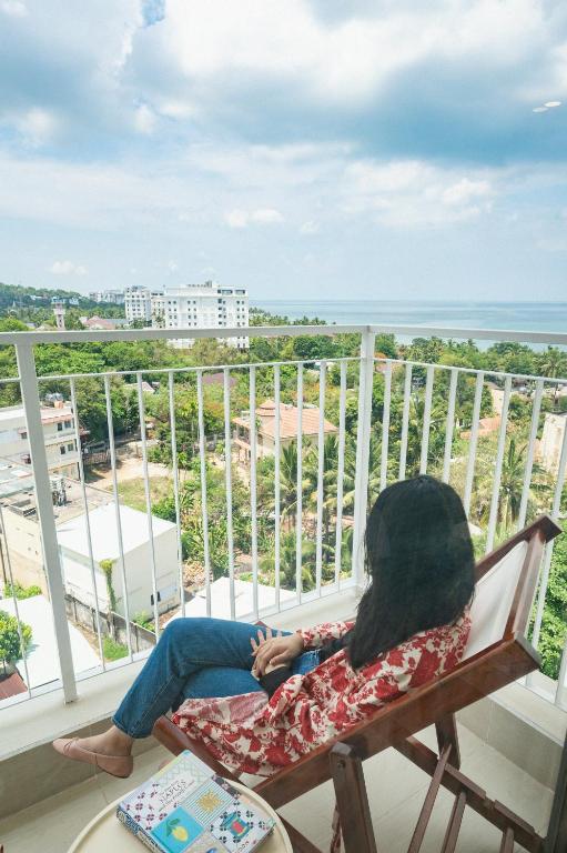 Triple Room with One Queen Bed, One Single Bed and Partial Sea View