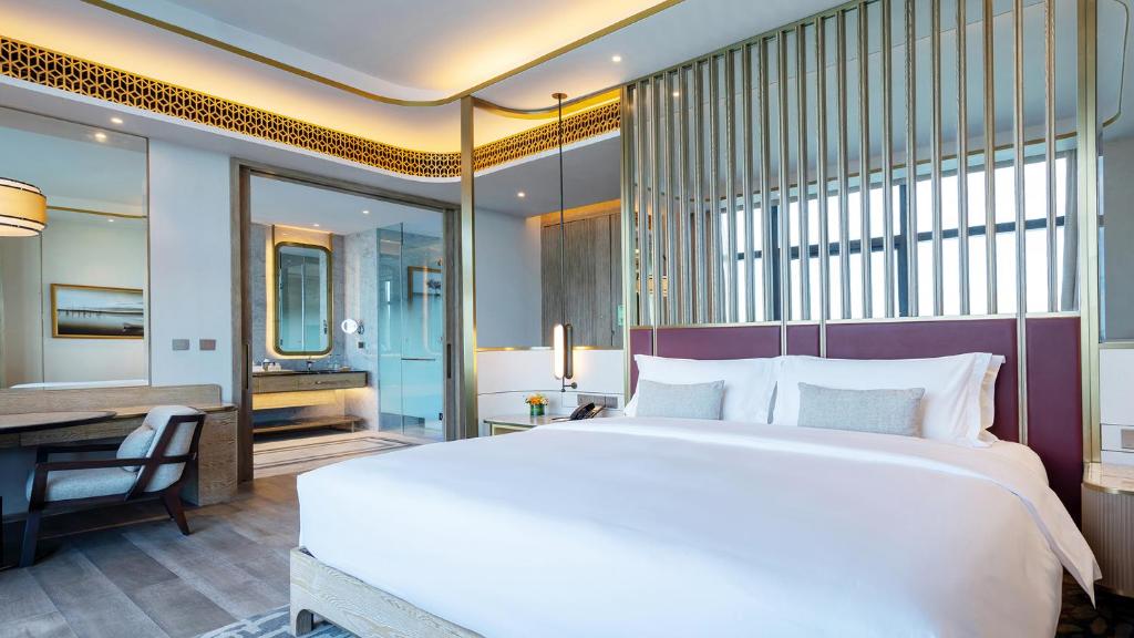 Postel nebo postele na pokoji v ubytování NUSTAR Hotel Cebu
