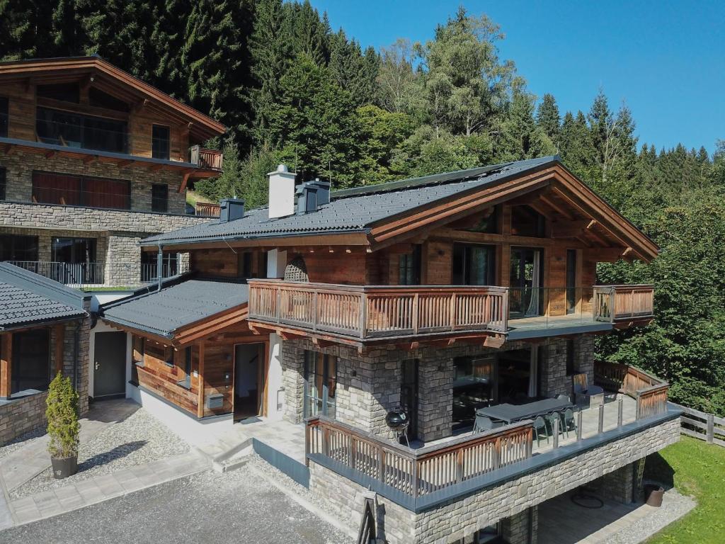 Fotografia z galérie ubytovania Chalet in Saalbach with Panoramic Sauna v destinácii Saalbach Hinterglemm