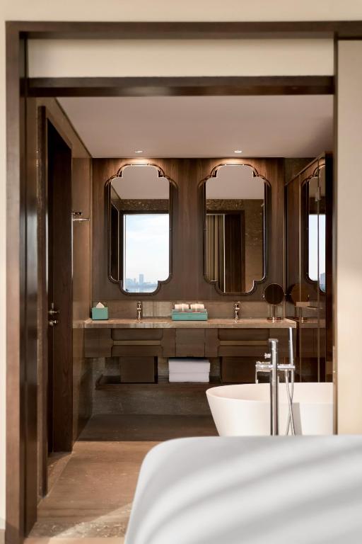 Dusit Le Palais Tu Hoa Hanoiにあるベッド