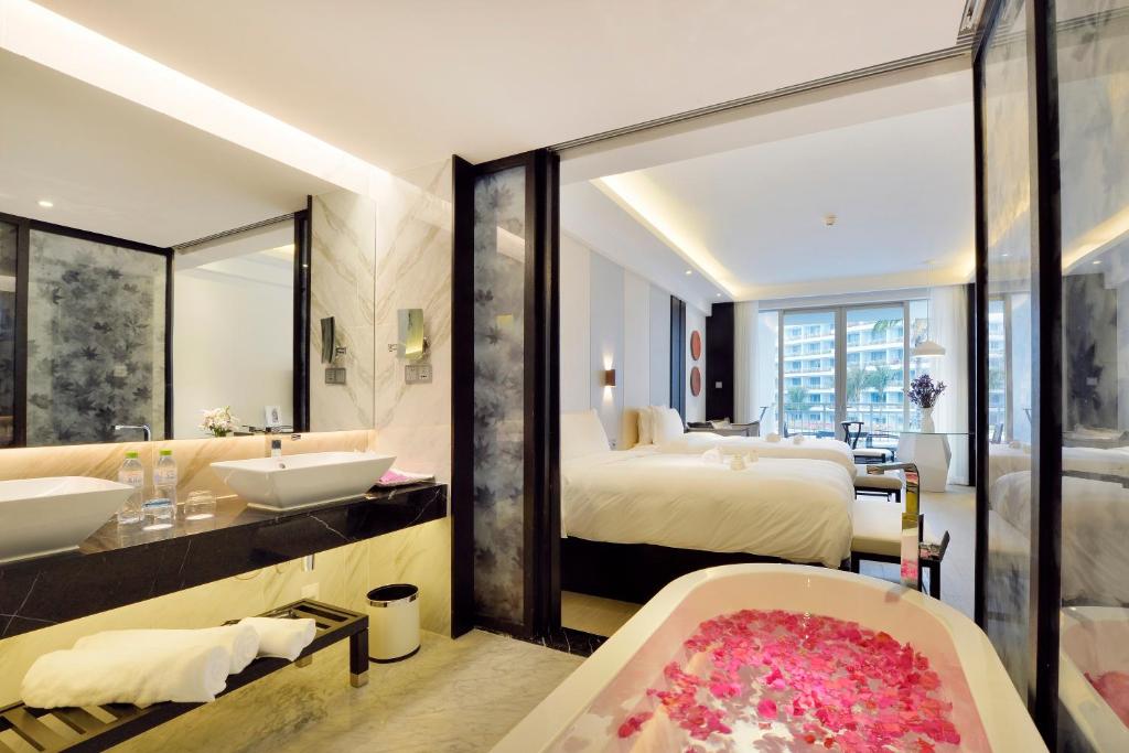 Palace Resort Villas Yalong Bay Sanya - 阳台的双人间
