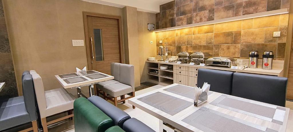 Kuchyň nebo kuchyňský kout v ubytování Zaith Residency Near US Consulate & Apollo hospitals