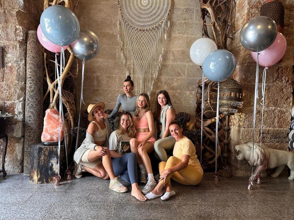 een groep mensen die poseren voor een foto met ballonnen bij The Temple Jaffa in Tel Aviv